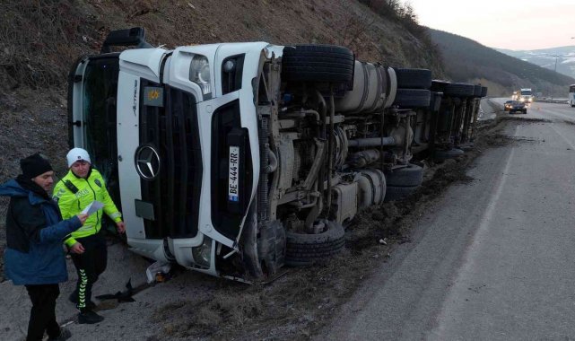 Samsun'da kargo tırı devrildi: 1 yaralı