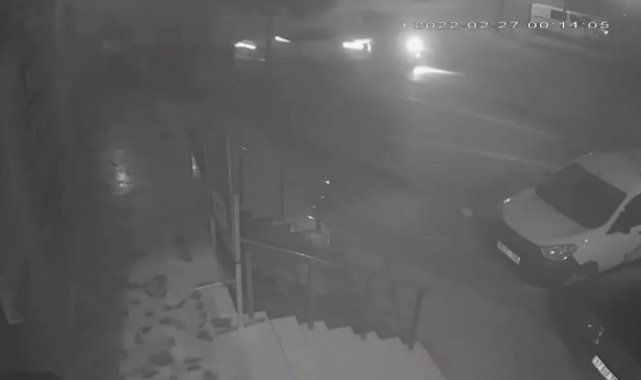 Sancaktepe'de kiralık araç çalan 3 kişi, polisten kaçarken kaza yapıp takla attı