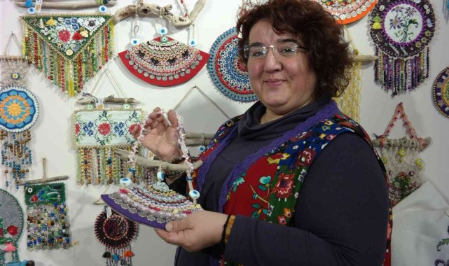 Sandık diplerinde kalmış oya ve kanaviçeler onun elinde tekrar değerleniyor