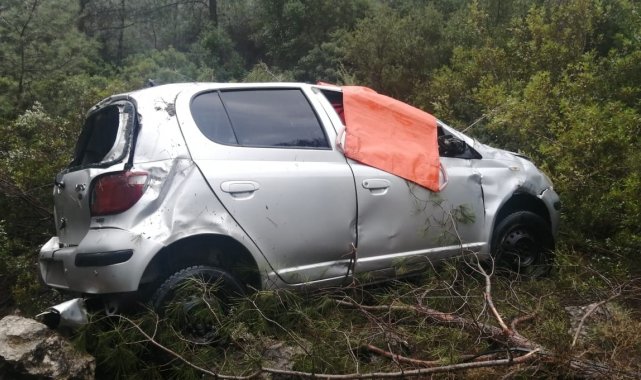 Şarampole devrilen otomobildeki 3 sağlık çalışanı yaralandı