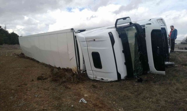 Şarampole devrilen tırın şoförü yaralandı