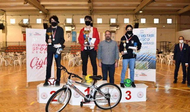 Satranç sporcuları Çiğli'de kıyasıya yarıştı