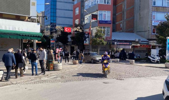 Şehrin simgesi Milli Kuvvetler caddesi güneşli havada doldu taştı