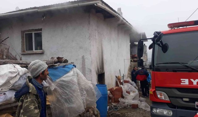 Selendi'de samanlıktan çıkan yangın eve sıçradı