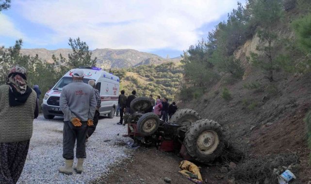 Selendi'de traktör şarampole devrildi: 1'i ağır, 3 yaralı