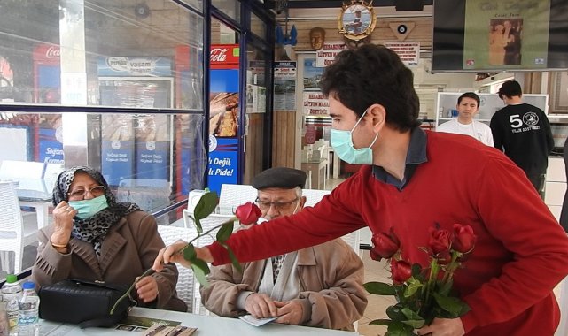 Sevgileri eskimeyen Çeşme'nin yaşlı çiftleri Sevgililer Günü'nde ağırlandı
