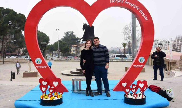 Sevgililer Gününe özel maket yaptılar