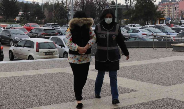 Sevgilisini sırtından bıçaklayan kadın adliyeye sevk edildi