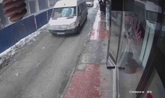 Seyir halindeki minibüsün üzerine buz kütlesi düştü