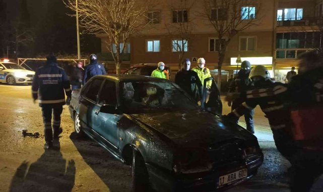 Seyir halindeki otomobil bir anda alev aldı