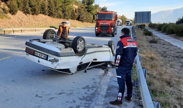 Seyir halindeki tıra arkadan çarpan otomobil takla attı