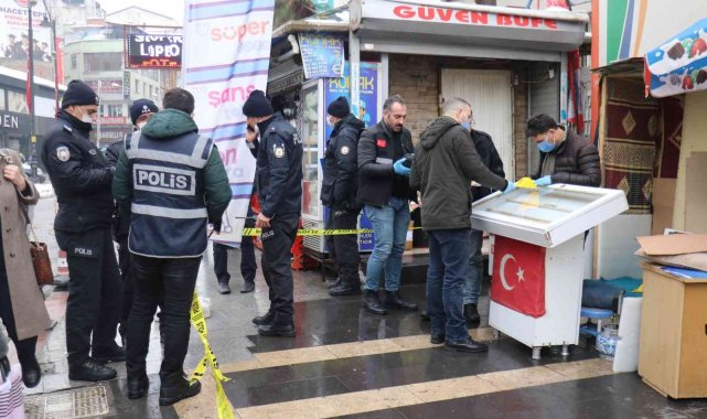 Seyyar telefoncu ile müşterinin tartışması kanlı bitti