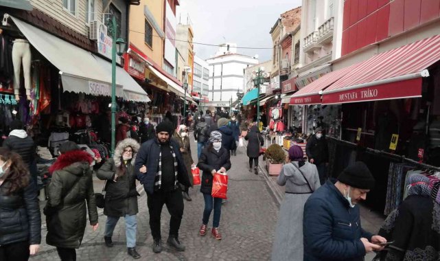 Sıcaklıklar yaklaşık 20 derece birden artınca soluğu çarşıda aldılar