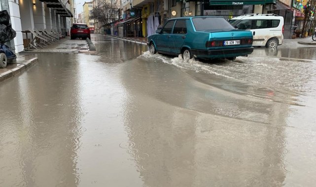 Şiddetli yağmurun ardından bir çok bölgede yollar adeta göle döndü