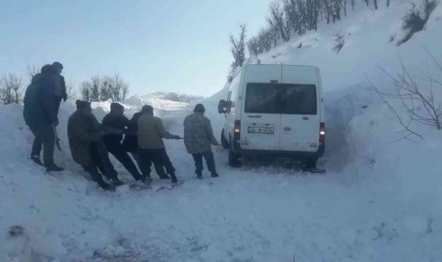 Siirt'te kara saplanan yolcu minibüsü, başka minibüsle kurtarıldı