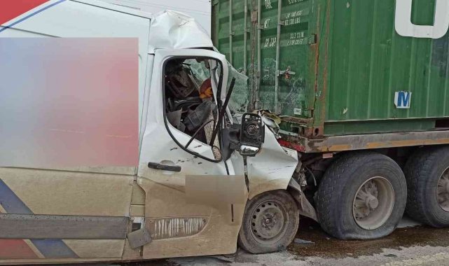 Sıkışan sürücüyü itfaiye kurtardı