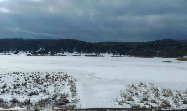 Simav Krater Gölü buz tuttu