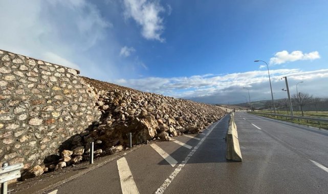 Sinop-Samsun karayolunda 200 metrelik istinat duvarı yıkıldı