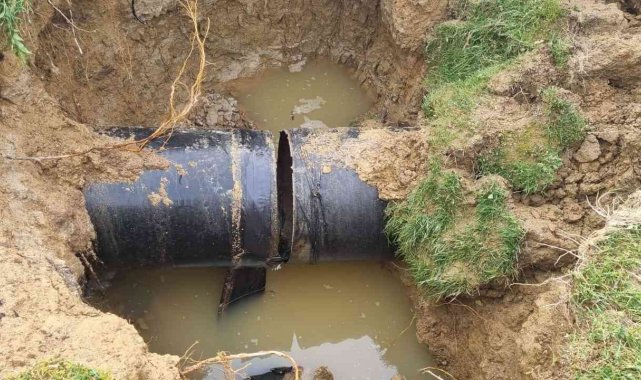 Sinop&#039;ta heyelan nedeniyle su borusu kırıldı
