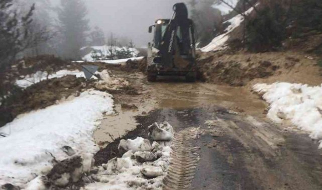 Sinop'ta meydana gelen heyelan 2 köy yolunu kapattı