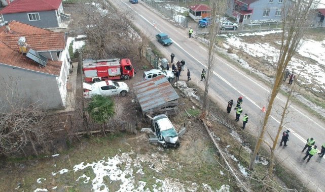 Sinop'ta otomobil ağaca çarptı: 2 ölü