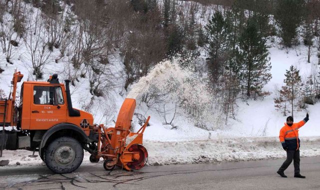 Sinop'un yüksek kesimlerinde kar küreme çalışmaları