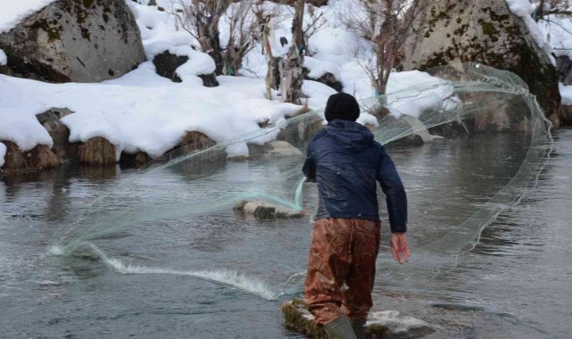 Şırnak'ta eksi 21 derecede balık avı: Ailelerin geçim kaynağı