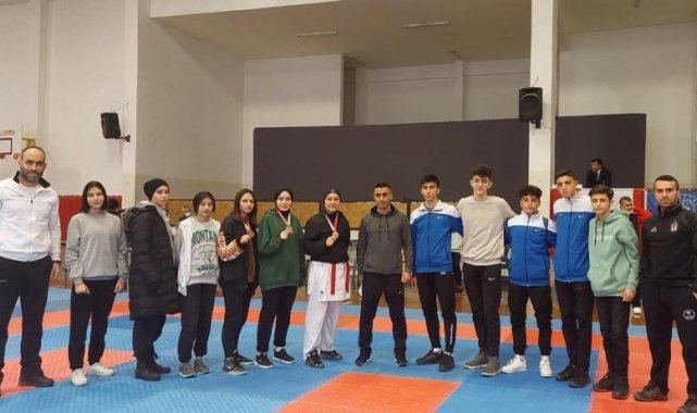 Sivas karate kafilesi madalyaları topladı