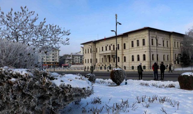 Sivas&#039;ta kırağı güzelliği