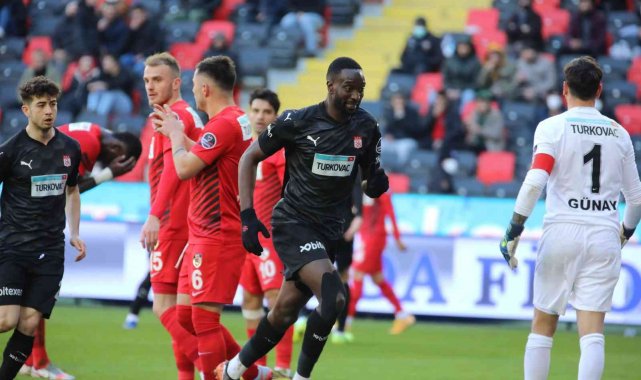 Sivasspor&#039;da Mustapha Yatabare kırmızı kart gördü!