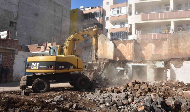 Siverek'te bağımlıların mesken tuttuğu metruk evler yıkılıyor