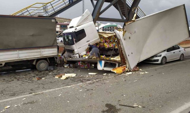 Sıvı yağ yüklü kamyon otomobilin üzerine devrildi, kilolarca yağ yere döküldü