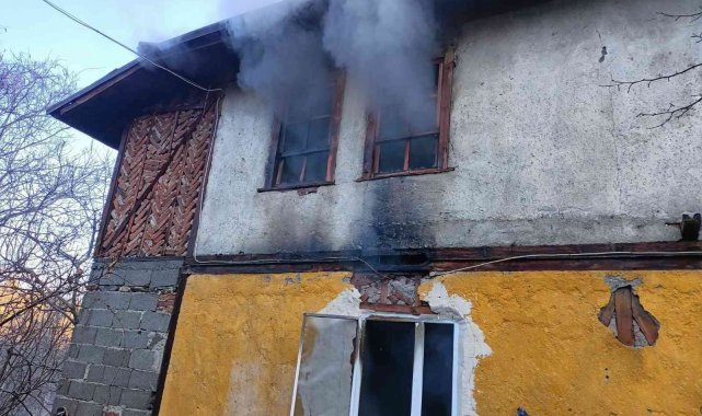 Sobadan çıkan yangın 2 katlı evi yaktı