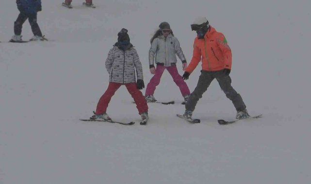 Sömestri tatilinin son günleri Uludağ'da tıklım tıklım