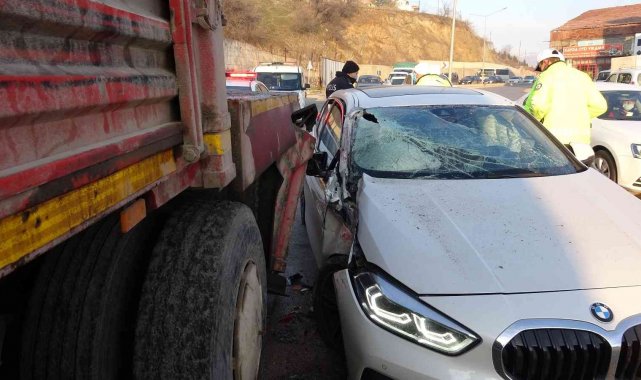 Su borusu patladı, buzlanan yol kazaya neden oldu