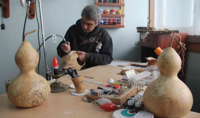 Su kabağını sanat eserine dönüştürüyor