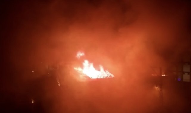 Sultanbeyli'de yangın paniği: 3 katlı binadaki yangın yandaki 2 binaya sıçradı