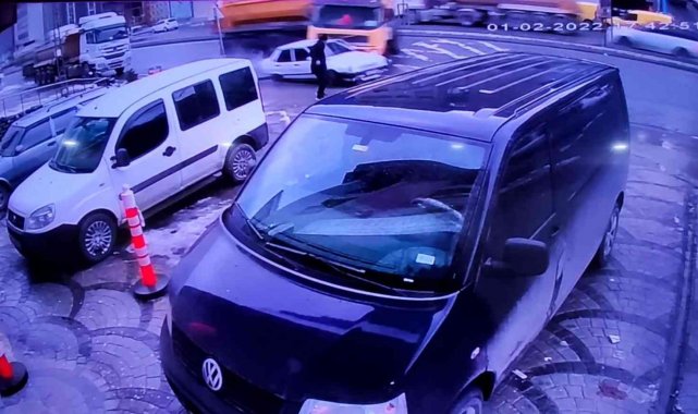 Sultangazi'de feci kaza kamerada: Kıl payı ölümden kurtuldu