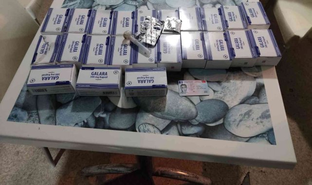 Şüpheli araçtan yeşil reçeteye tabi yüzlerce hap çıktı: 2 gözaltı