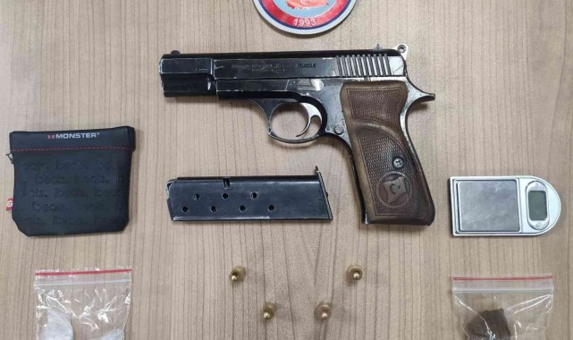 Şüpheli şahsın üzerinden ruhsatsız tabanca ve uyuşturucu madde ele geçirildi