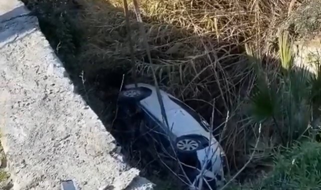 Sürücüsünün el frenini çekmeyi unuttuğu otomobil dereye uçtu