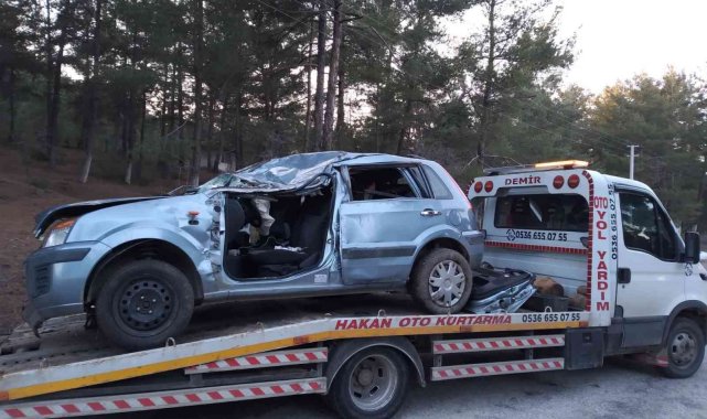 Taklalar atarak ters dönen otomobildeki 2 kişi hayatını kaybetti