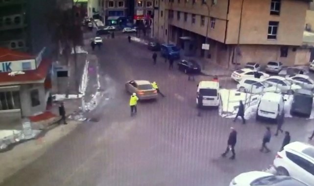 Taksicinin aracını bağlamak isteyen polisi sürüklediği anlar kamerada