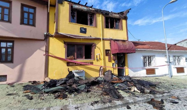 Tarihi bina alevlere teslim oldu