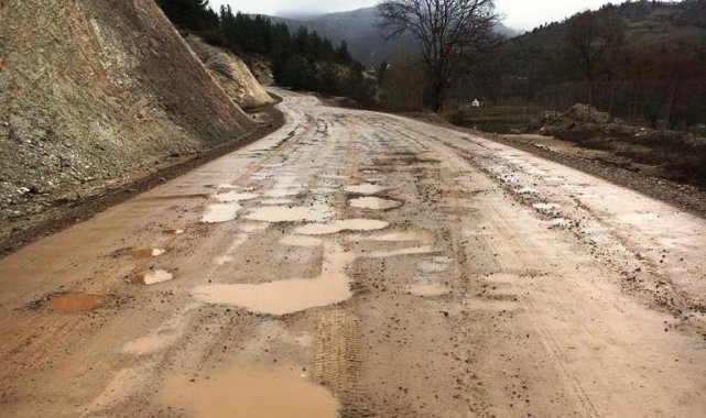 Tarihi Eğrigöz Kalesi&#039;ne giden köy yolu köstebek yuvasına döndü