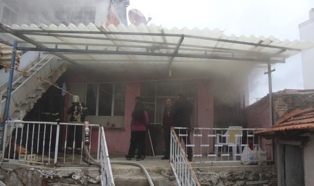 Tarihi evlerin bulunduğu sokakta çıkan yangın korkuttu