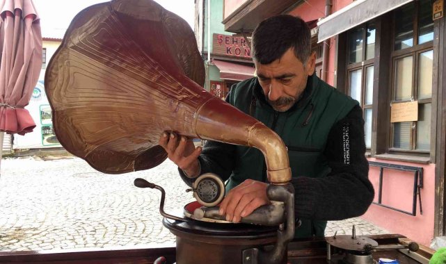 Tarihi gramofonuna gözü gibi bakıyor