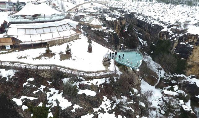 Tarihi ilçede yer alan cam teras yenilenerek sezona hazırlanıyor