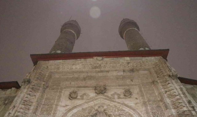 Tarihi kent meydanı çöken sisle açık hava müzesine dönüştü