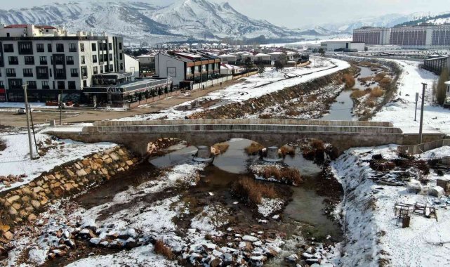 Tarihi köprü zamana meydan okuyor